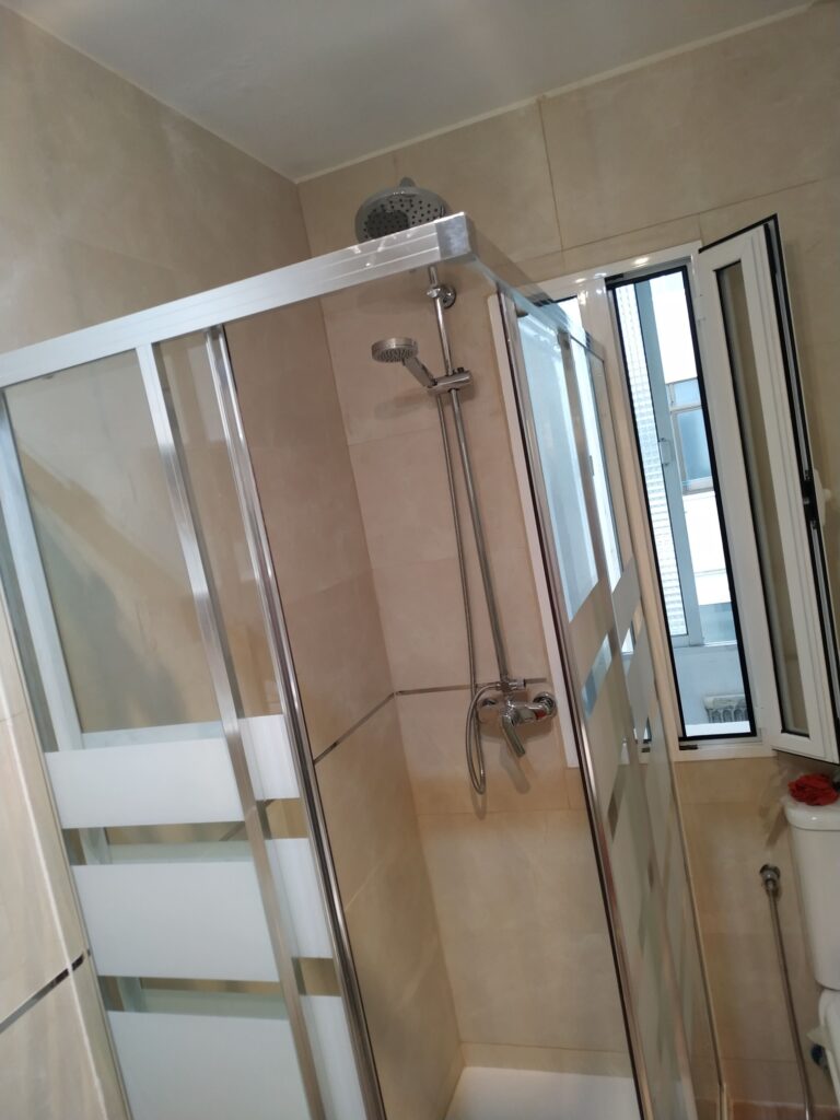 Mampara de baño bonita y funcional